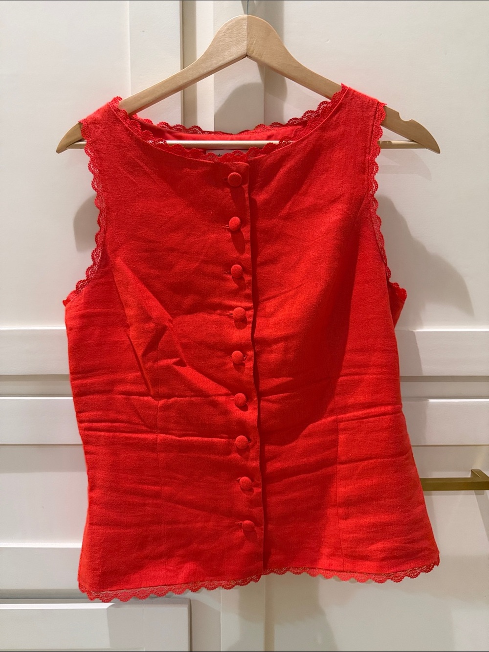 Sleeveless Red Button-Front Women's Blouse with Scalloped Trim